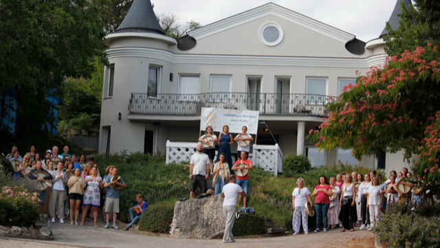 A dobok és a szívek egyszerre lüktetnek a reggeli Napsütésben