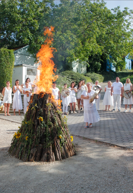 Az utolsó este hagyományosan a tűz ünnepe. A dobosok őrzik a tüzet